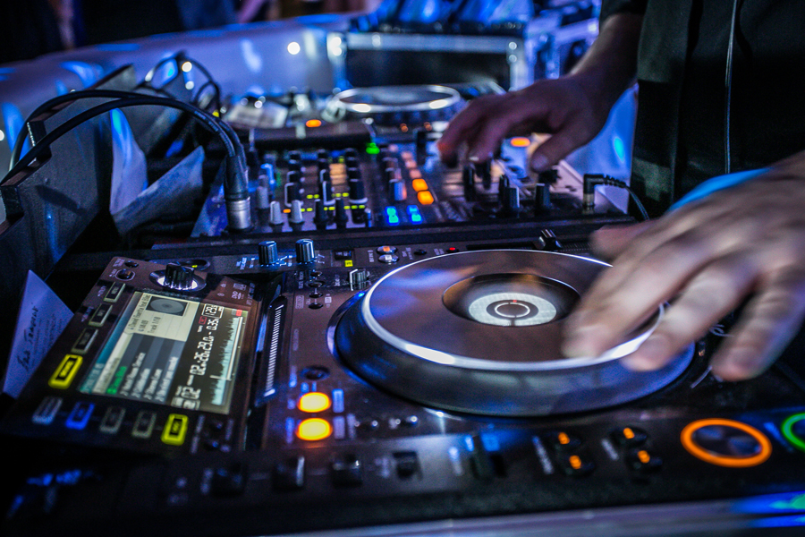 DJ